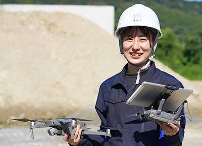 インタビュー中 岡﨑組代表取締役 岡﨑 勝信