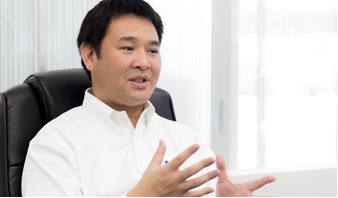 インタビュー中 岡﨑組代表取締役 岡﨑 勝信