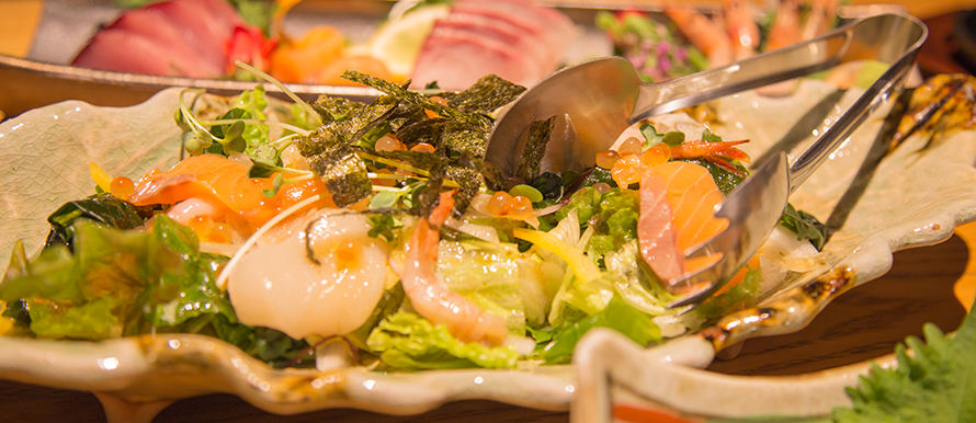 サラダと地鶏とお酒